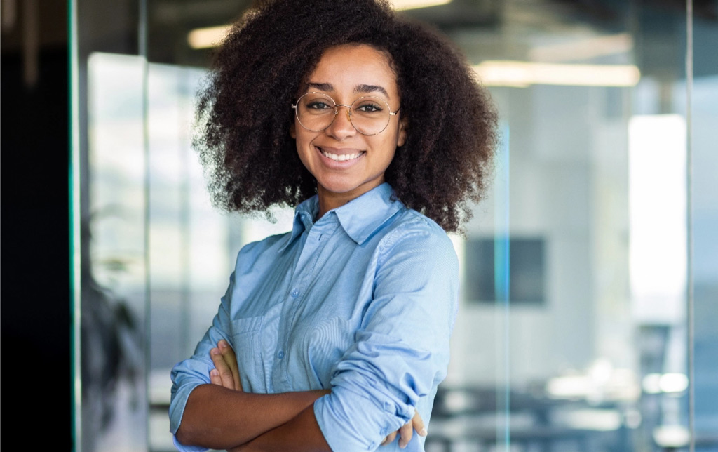Young business woman with arms folded tablet